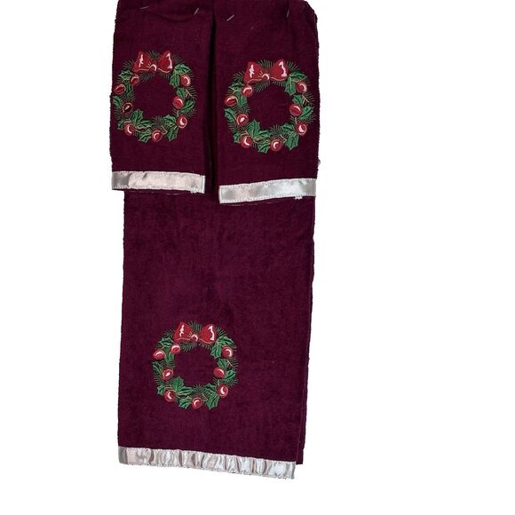 Trim A Home Christmas Presents Red Bathroom Towel Set 3 pieces Wreath design Cot - Picture 1 of 11